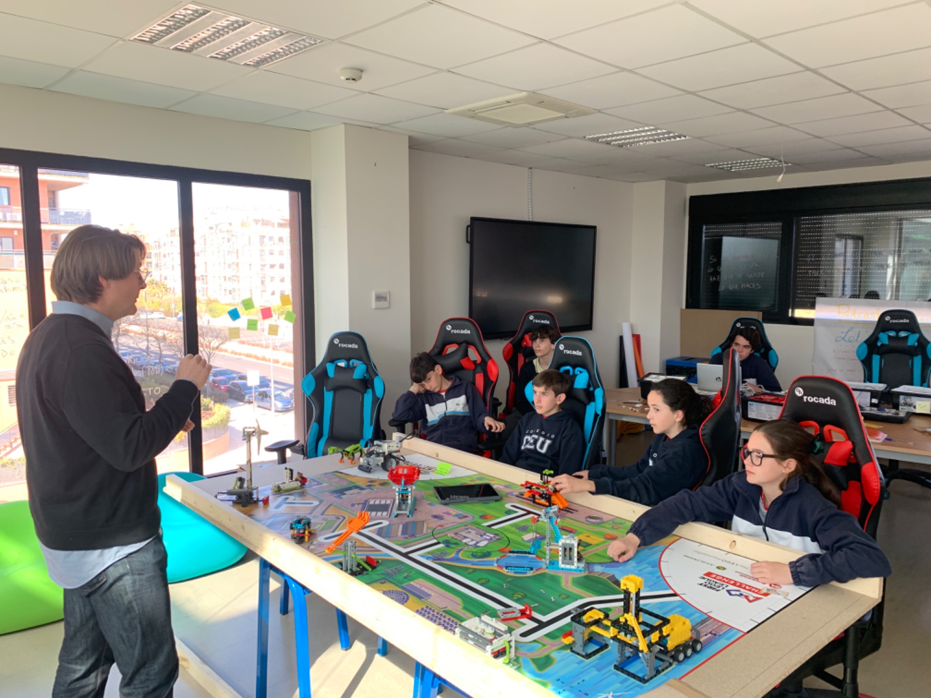Ismael Martínez con alumnos del Aula IDEA